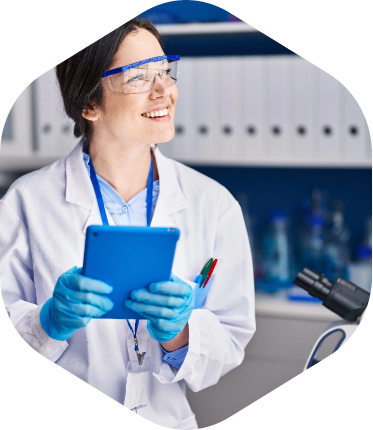 Cientista utilizando tecnologia em laboratório da Biomni
